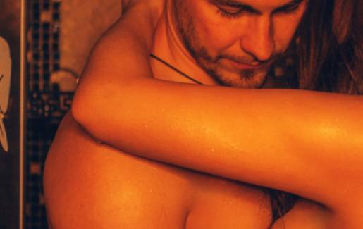 Oyoqlarini yoyish samimiy fotosurat Seksual ayol modellarning toliq metrajli fotosuratlari